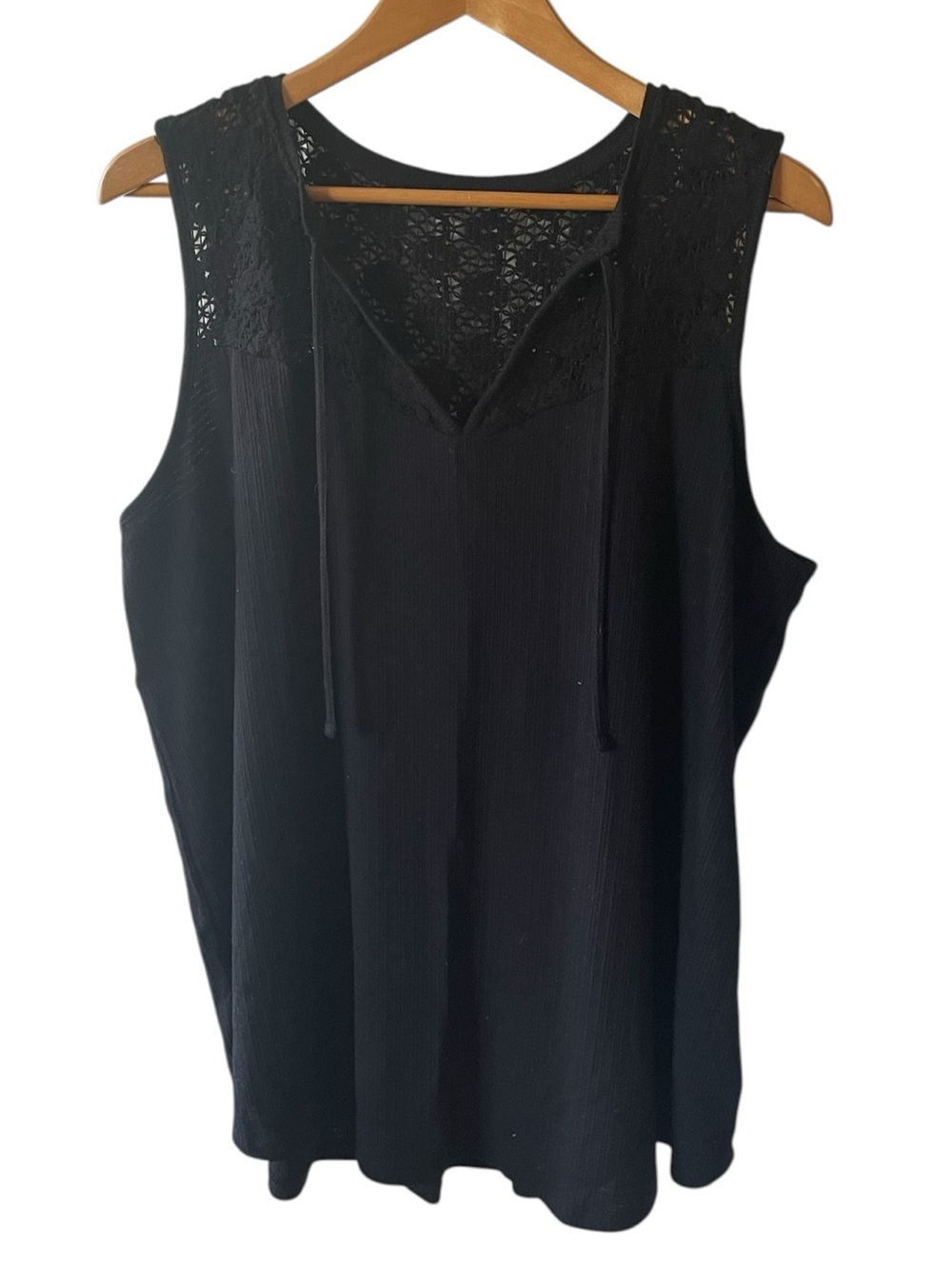 C6- Torrid size 1 - 1X Sleeveless Black Lace Yoke V-Neck Tank Top